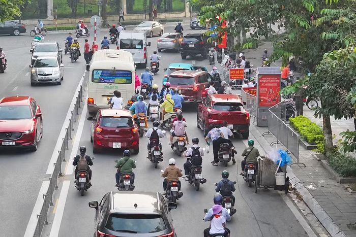 Lực lượng CSGT khuyến cáo, phụ huynh khi đưa con đến trường chủ động thời gian, lộ trình di chuyển, dừng, đỗ xe đúng nơi quy định, chấp hành hướng dẫn của lực lượng làm nhiệm vụ để bảo đảm cho các em có một lễ khai giảng an toàn, thuận lợi.