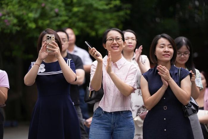 Phụ huynh dự lễ khai giảng cùng con.