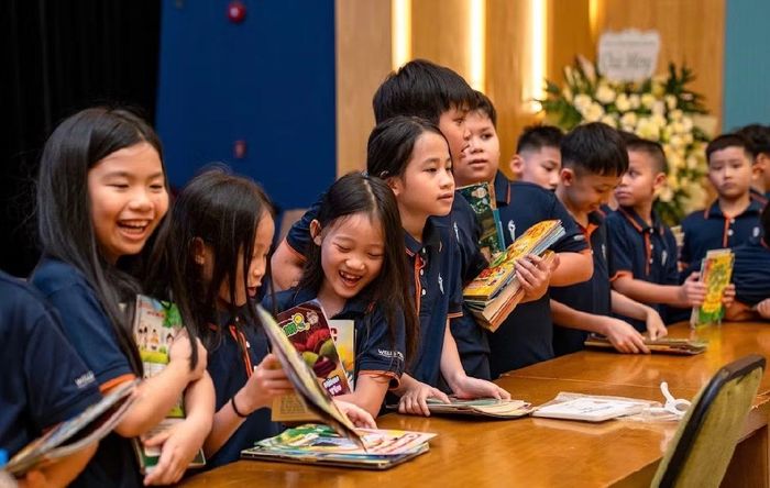 Học sinh quyên góp sách tặng bạn ở vùng cao