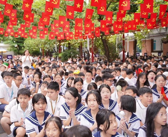 Học sinh vui niềm vui tựu trường sau một mùa hè kéo dài