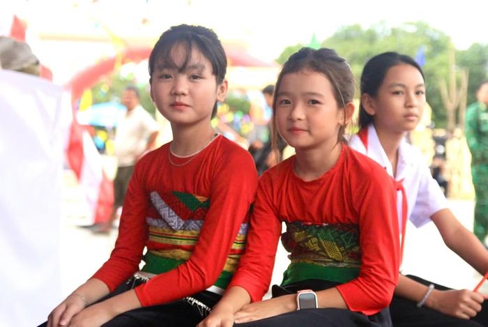Em Lương Ngà Dung (bên phải) và bạn.
