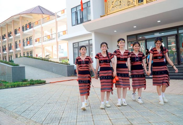 Bước chân vui của những nữ sinh xã A Lưới 3 tại ngôi trường mới mơ ước.