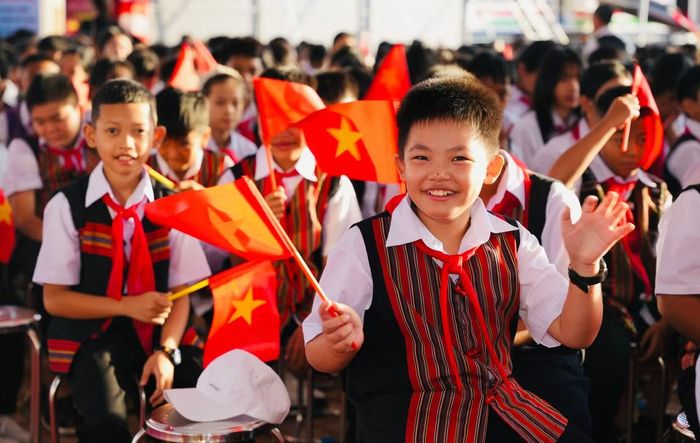 Niềm vui của học sinh vùng cao A Lưới 3 trong ngày tựu trường nơi ngôi trường mới.