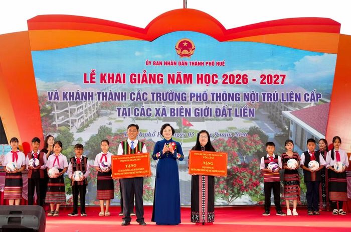 Tặng quà của lãnh đạo Đảng, Nhà nước, Chính phủ cho học sinh, giáo viên Trường Phổ thông nội trú liên cấp Tiểu học và THCS A Lưới 3.