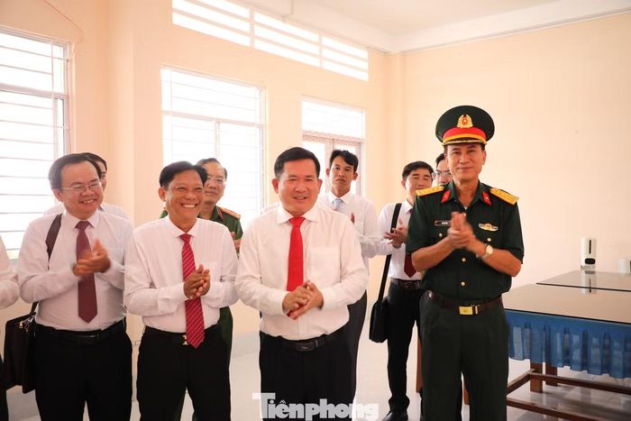 Ông Đinh Văn Nơi thăm hỏi, động viên học sinh tại Trường Phổ thông nội trú TH&THCS Vĩnh Gia trong ngày khai giảng năm học mới. Ảnh: Nhật Huy.