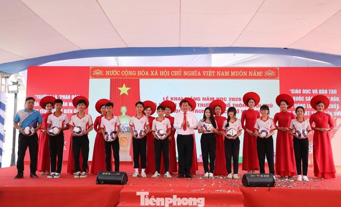 Ông Đinh Văn Nơi trao những quả bóng do Tổng Bí thư, Chủ tịch nước Tô Lâm tặng cho đại diện giáo viên và học sinh Trường Phổ thông nội trú TH&THCS Vĩnh Gia.