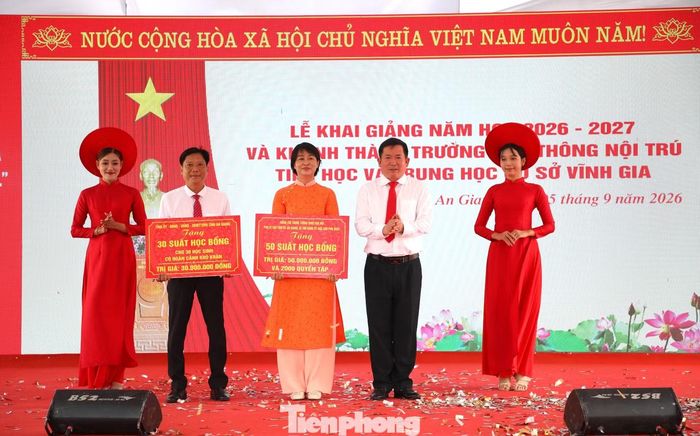 Cá nhân ông Đinh Văn Nơi trao 50 triệu đồng, 2.000 quyển tập cho học sinh khó khăn
