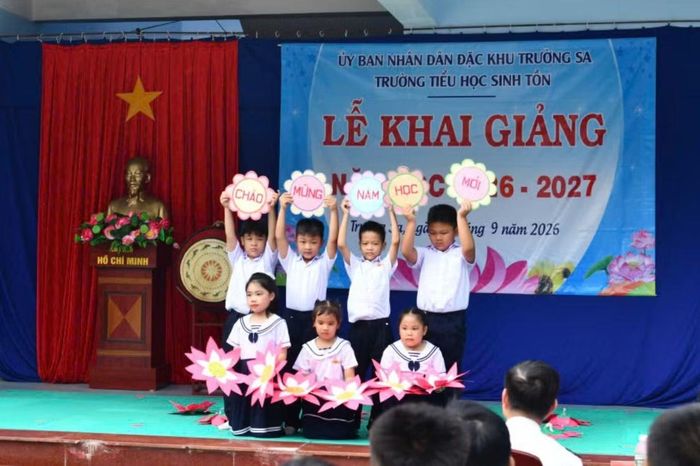 Học sinh Tiểu học Sinh Tồn biểu diễn văn nghệ chào mừng.