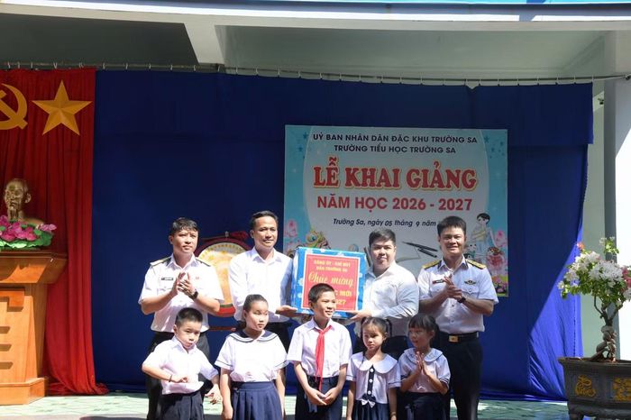 Chỉ huy đảo Trường Sa tặng hoa chúc mừng giáo viên, học sinh nhà trường nhân dịp năm học mới.