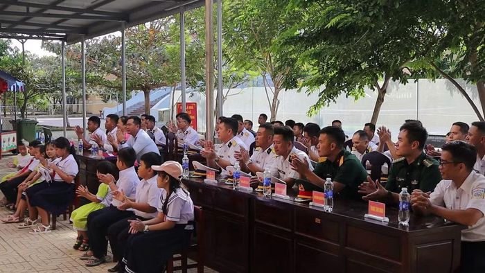 Quang cảnh lễ khai giảng trên đảo Đá Tây.
