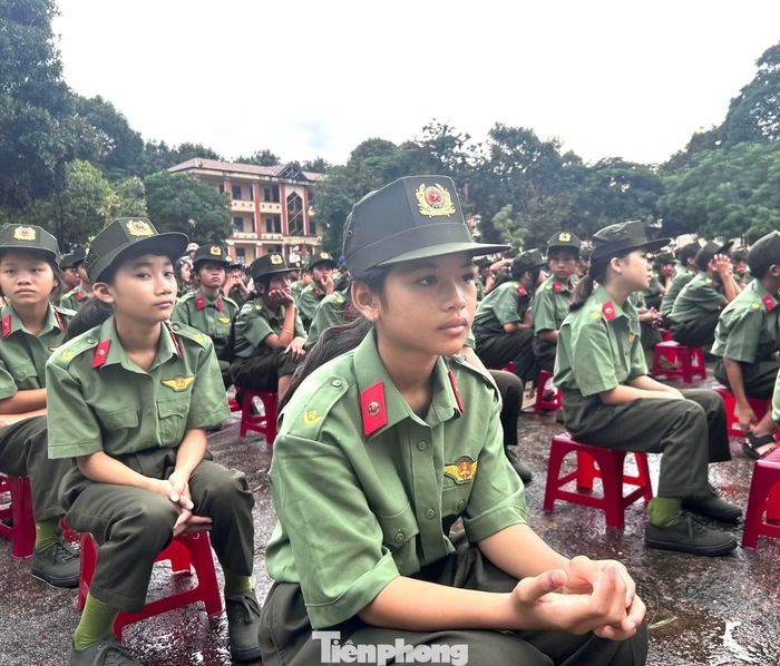 Em Siu Thắm tham dự lễ khai giảng tại ngôi trường mới.