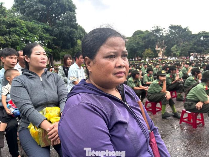 Bà H’Di Enuôl đưa con đi dự khai giảng.