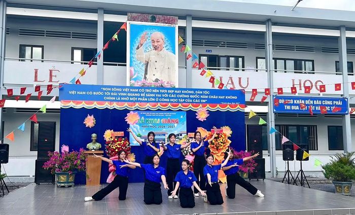  Tiết mục văn nghệ trong chương trình khai giảng 