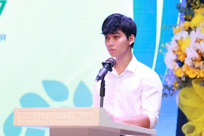 Phạm Nguyễn Thiện Nhân, thủ khoa toàn trường Trường Đại học Luật TPHCM phát biểu tại lễ khai giảng