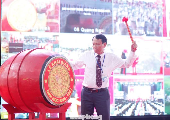  Hiệu trưởng Trường Phổ thông Dân tộc nội trú tỉnh Bắc Ninh đánh trống khai giảng năm học mới. 