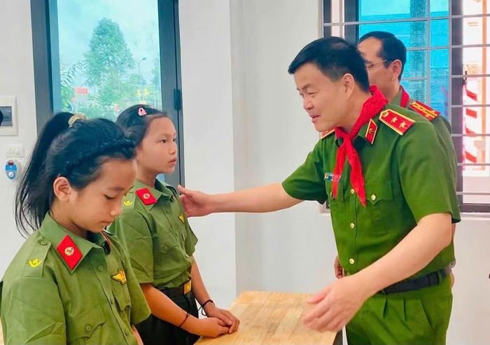 Trung tướng Nguyễn Ngọc Vân, Ủy viên Đảng ủy Công an Trung ương, Bí thư Đảng ủy, Tư lệnh Bộ Tư lệnh Cảnh sát cơ động (K02), Bộ Công an tham quan lớp học của trường.