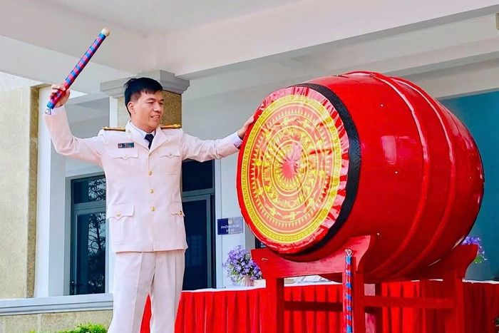Thượng tá Bùi La Sơn - Hiệu trưởng Trường Văn hóa Công an nhân dân VI đánh trống khai giảng năm học mới.