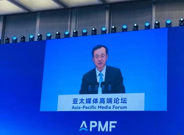 Ông Lyu Yansong, Tổng biên tập Tân Hoa Xã, phát biểu trực tiếp tại APMF 2026. Ảnh: Tư Hiền.