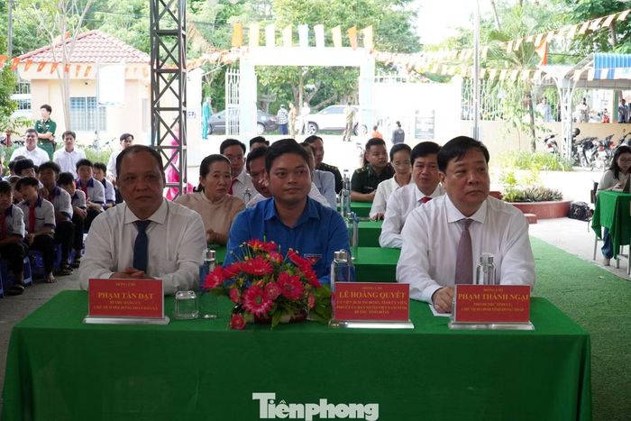 Ông Phạm Thành Ngại - Phó Bí thư Tỉnh ủy, Chủ tịch UBND tỉnh Đồng Tháp; anh Lê Hoàng Quyết - Bí thư Tỉnh đoàn Đồng Tháp, cùng đông đảo thầy cô giáo, phụ huynh và học sinh nhà trường.