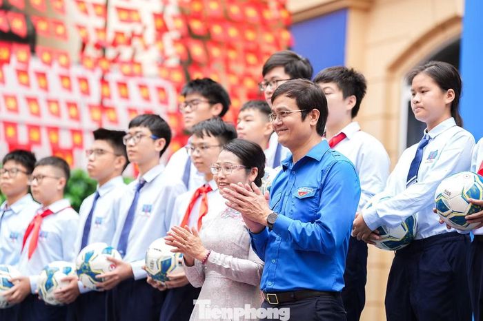 Cũng tại lễ khai giảng, trường Nguyễn Siêu nhận lẵng hoa chúc mừng và 40 quả bóng đá từ Tổng Bí thư, Chủ tịch nước Tô Lâm. Anh Bùi Quang Huy cùng Trung tướng Nguyễn Thanh Sơn, nguyên Cục trưởng Cục Đối ngoại, Bộ Công an, trao món quà cho đại diện nhà trường.