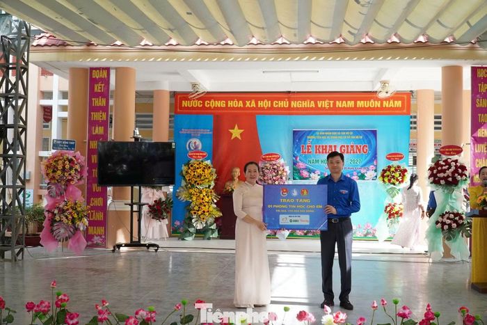 Tại buổi lễ, Ban Bí thư Trung ương Đoàn đã trao tặng 25 suất học bổng “Tiếp sức đến trường” (mỗi suất trị giá 2 triệu đồng) và công trình “Phòng tin học cho em” trị giá 270 triệu đồng cho trường TH-THCS Tân Hộ Cơ.