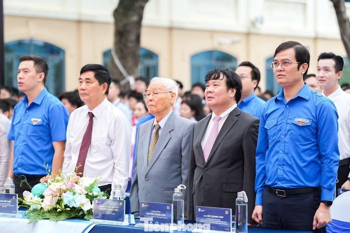 Các đại biểu tham dự chương trình.