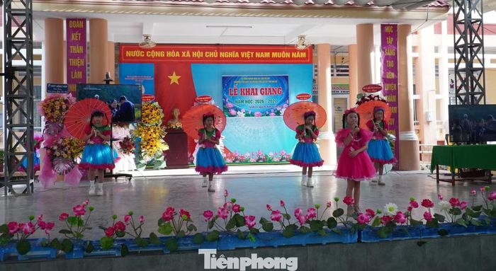 Học sinh háo hức bước vào năm học mới.