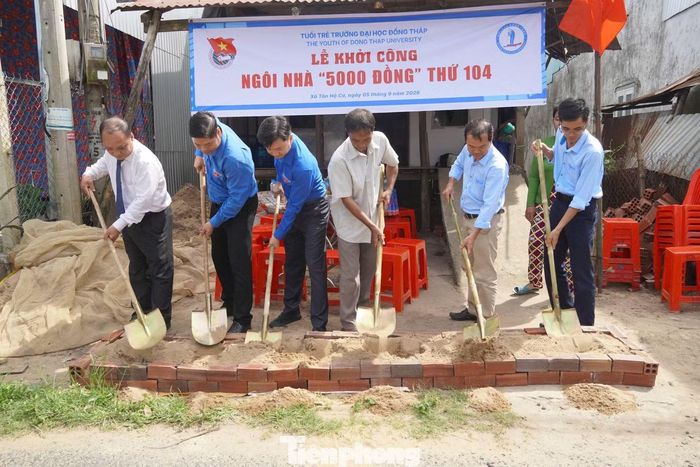 Tiếp đến, Đoàn công tác cũng đã dự Lễ khởi công công trình “Ngôi nhà 5.000 đồng” hỗ trợ em Nguyễn Thị Hồng Lam - sinh viên trường Đại học Đồng Tháp. Tổng giá trị các nguồn lực hỗ trợ trong chuỗi hoạt động hơn 490 triệu đồng.