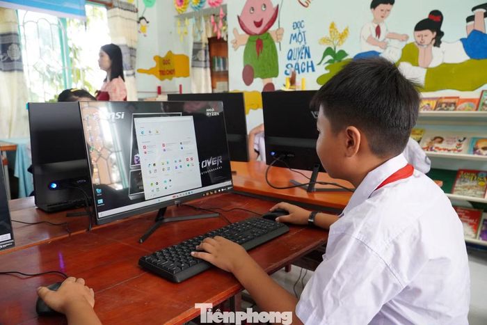 Ngay sau Lễ khai giảng, Bí thư Thường trực Trung ương Đoàn Nguyễn Minh Triết cùng Đoàn công tác và lãnh đạo tỉnh Đồng Tháp đã dự Lễ bàn giao công trình “Phòng máy tính cho em” tại trường.