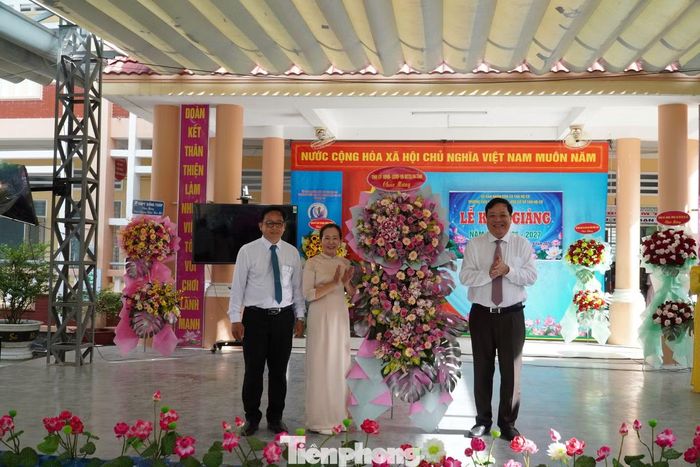  Thường trực Tỉnh ủy Đồng Tháp cũng trao bảng tượng trưng hỗ trợ xây dựng Nhà “Khăn quàng đỏ” trị giá 60 triệu đồng cho địa phương; lãnh đạo UBND tỉnh Đồng Tháp trao tặng 20 phần quà (mỗi phần 1 triệu đồng) nhằm động viên các em học sinh có hoàn cảnh khó khăn vững bước đến trường. 
