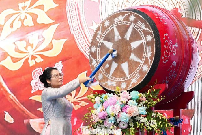 Nhà giáo Nguyễn Thị Minh Thúy - Hiệu trưởng Trường THCS, THPT Nguyễn Siêu đánh trống khai giảng năm học 2026-2027.