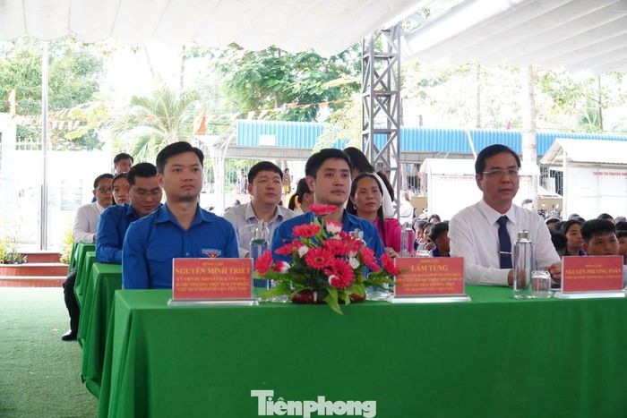 Cùng dự Lễ khai giảng có anh Lâm Tùng - Ủy viên Ban Thường vụ, Phó Trưởng Ban Công tác Thanh thiếu nhi Trung ương Đoàn, Phó Chủ tịch Thường trực Trung ương Hội Sinh viên Việt Nam.