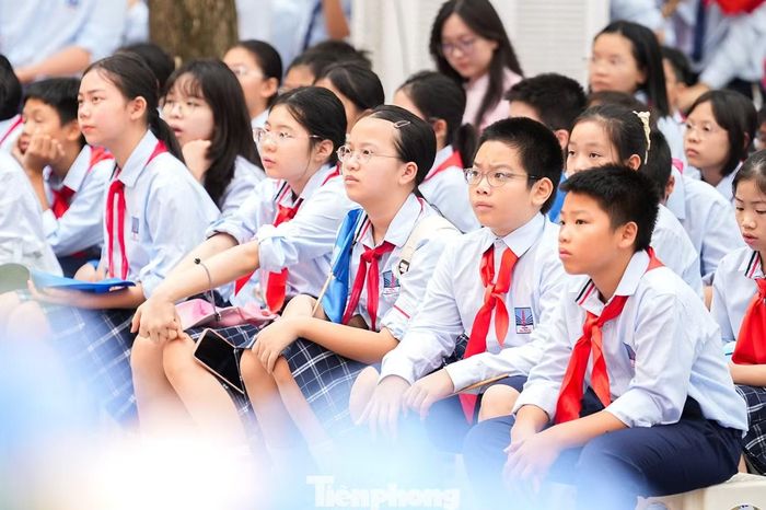 Học sinh Trường THCS và THPT Nguyễn Siêu dự lễ khai giảng.