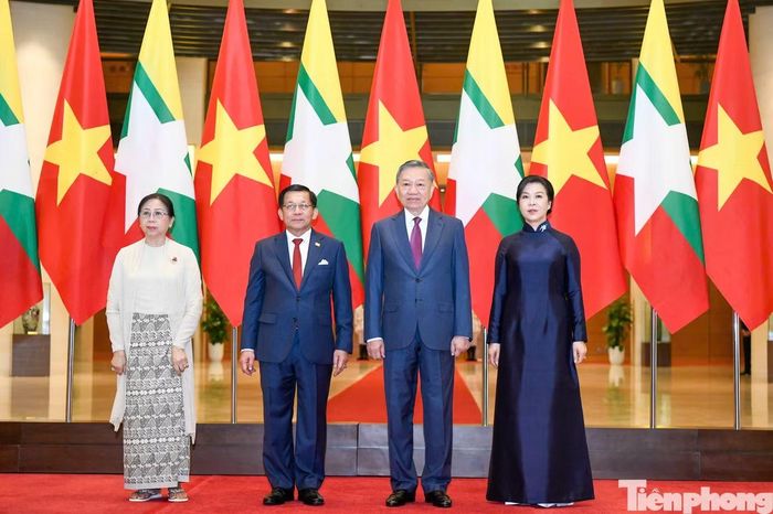 Hai nhà lãnh đạo và hai phu nhân chụp ảnh chung trước hội đàm. Ảnh: Như Ý.