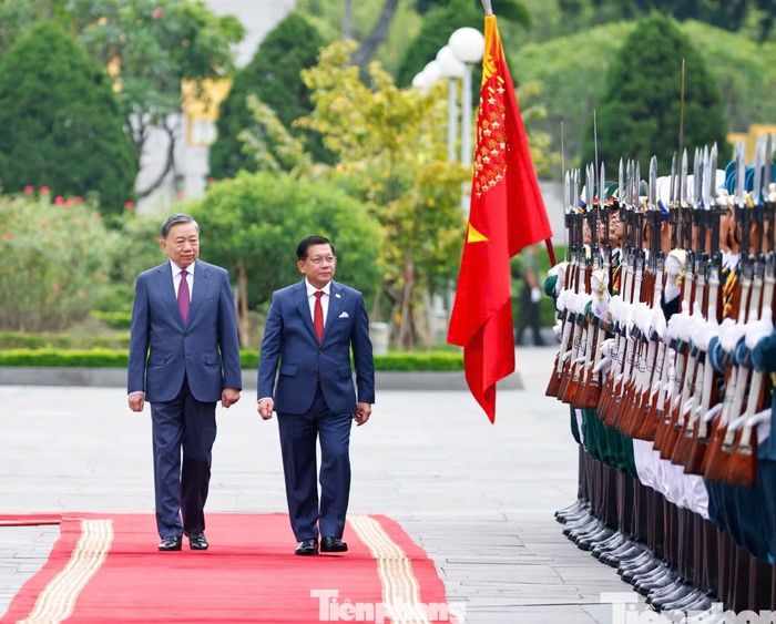Tổng Bí thư, Chủ tịch nước Tô Lâm và Tổng thống Myanmar Min Aung Hlaing duyệt đội danh dự. Ảnh: Như Ý.