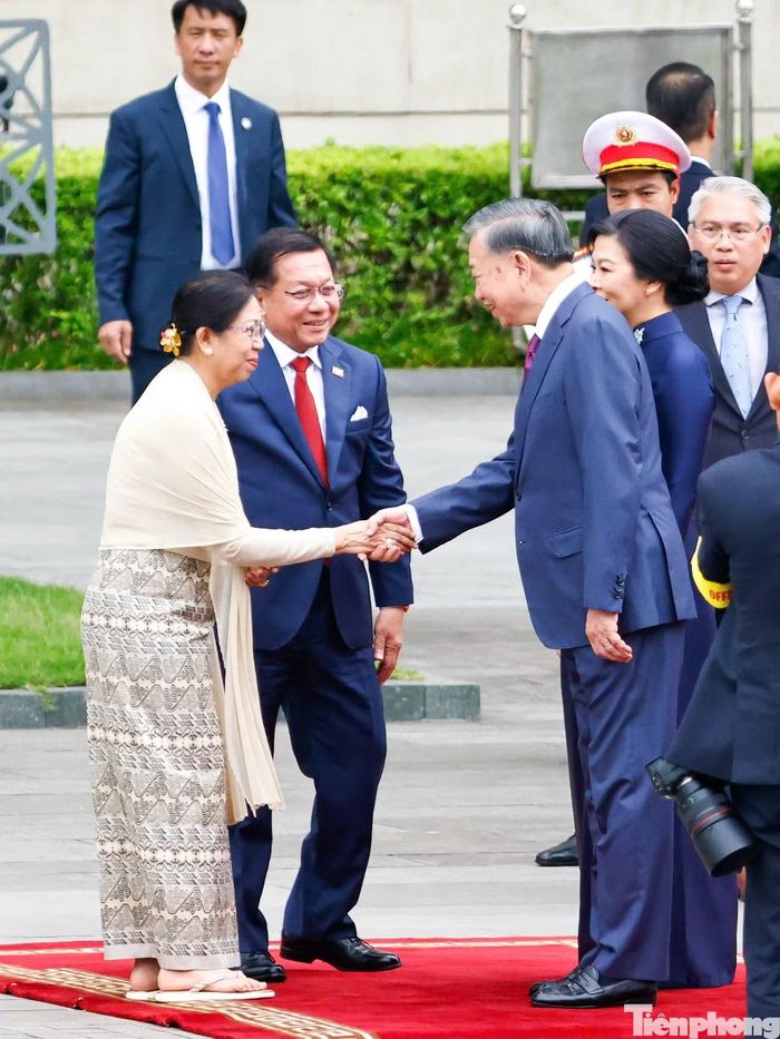 Tổng Bí thư, Chủ tịch nước Tô Lâm cùng Phu nhân đón Tổng thống Myanmar và Phu nhân. Ảnh: Như Ý.
