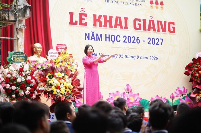 Trong lễ khai giảng, giáo viên sử dụng ngôn ngữ ký hiệu để truyền tải nội dung tới các học sinh khiếm thính. Những chuyển động của đôi tay trở thành cầu nối giữa thầy cô và học trò.