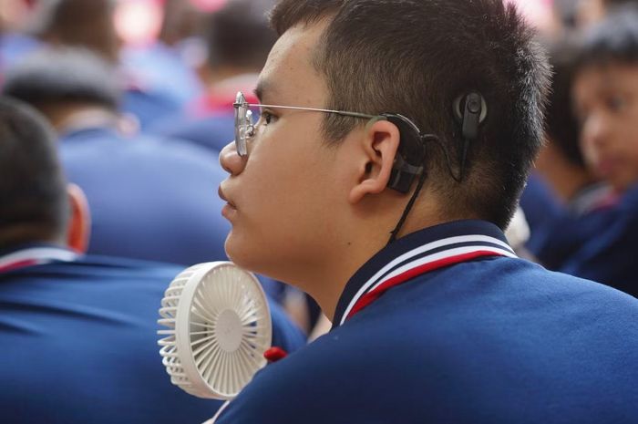 Với nhiều học sinh khiếm thính, máy trợ thính là vật dụng quen thuộc, đồng hành cùng các em trong học tập và sinh hoạt hằng ngày.