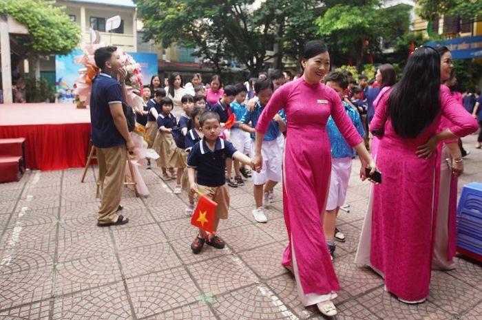 Sau chương trình tại sân trường, học sinh trở về lớp để theo dõi chương trình khai giảng chung toàn quốc.