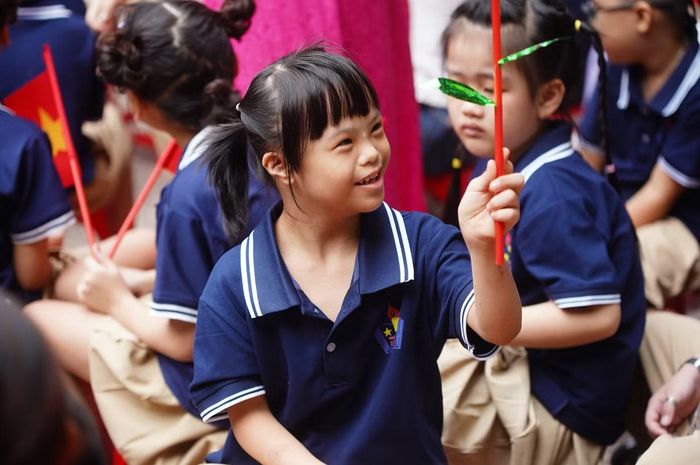 Nét hồn nhiên, háo hức hiện rõ trên gương mặt các em trong ngày đầu tiên của năm học mới.
