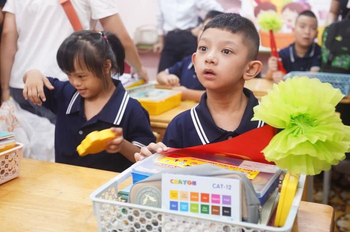 Ngày khai giảng khép lại, những đôi tay vẫn tiếp tục “trò chuyện”. Với thầy và trò Trường PTCS Xã Đàn, đó không chỉ là cách giao tiếp, mà còn là nhịp cầu giúp những học sinh khiếm thính học tập, kết nối và tự tin hòa nhập với cuộc sống.