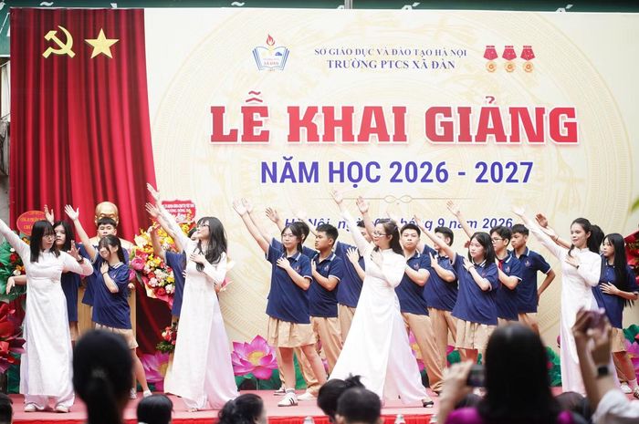 Không khí ngày khai trường trở nên rộn ràng với những tiết mục văn nghệ do chính học sinh biểu diễn.