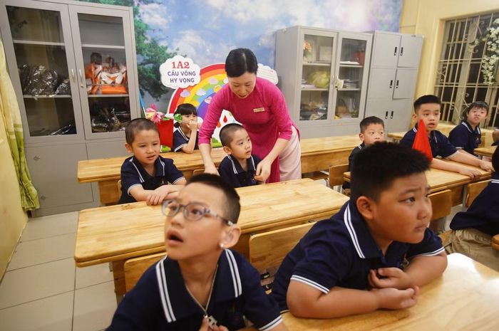 Cô Vũ Thị Kim Khánh, giáo viên lớp 1 Trường PTCS Xã Đàn, cho biết một trong những khó khăn lớn nhất khi giảng dạy trong môi trường đặc biệt là giao tiếp với học sinh. Cô mong các em có thể tiếp thu tốt bài giảng và từng bước tiến bộ trong học tập.