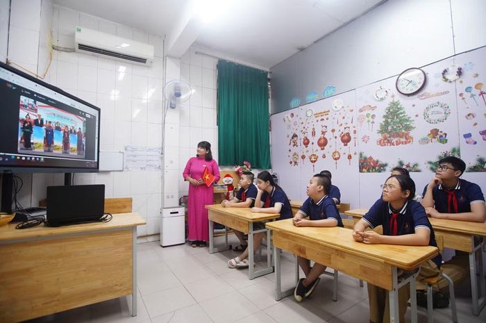 Các em chăm chú theo dõi Lễ khai giảng năm học 2026 - 2027 và Lễ khánh thành các trường phổ thông nội trú tại xã biên giới đất liền qua màn hình.