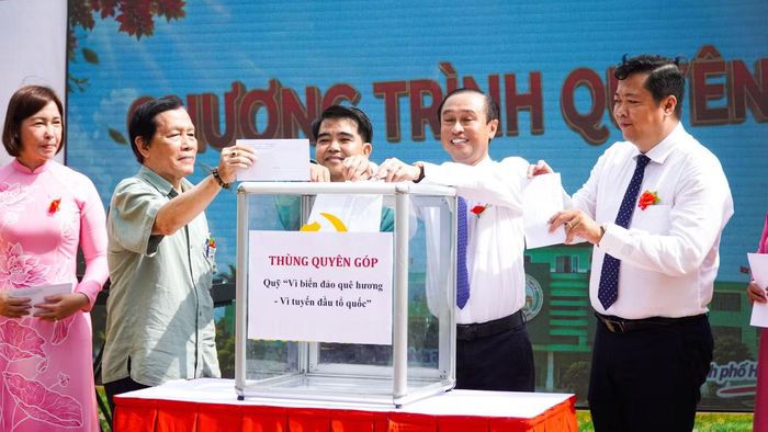 Lãnh đạo TPHCM, lãnh đạo nhà trường và ông Lê Chí Công cùng quyên góp cho quỹ "Vì biển đảo quê hương - Vì tuyến đầu Tổ quốc"