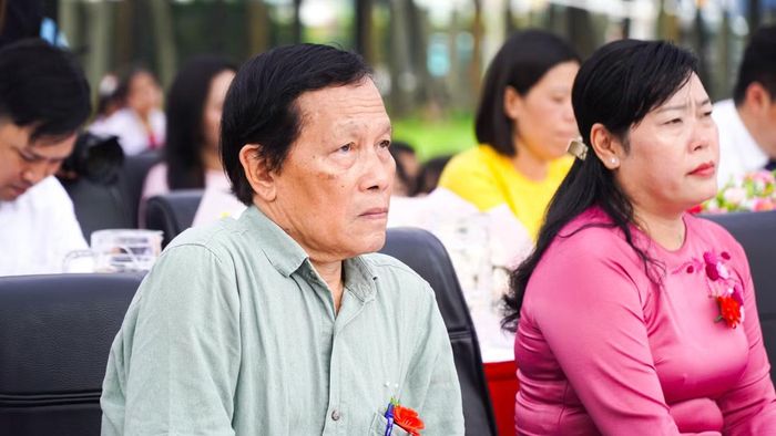 Ông Lê Chí Công con trai nữ anh hùng Lê Thị Riêng chăm chú theo dõi tiết mục nghệ thuật đặc biệt