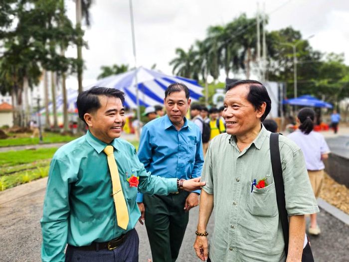 Kết thúc lễ khai giảng, ông Công tham quan ngôi trường mang tên mẹ mình.