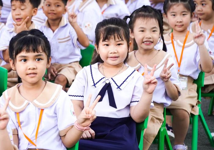Năm học 2026-2027, TPHCM có hơn 2,62 triệu học sinh, tăng hơn 96.000 em so với năm học trước. Trong đó, khối công lập có 2.193.065 học sinh, khối ngoài công lập có 427.973 học sinh.