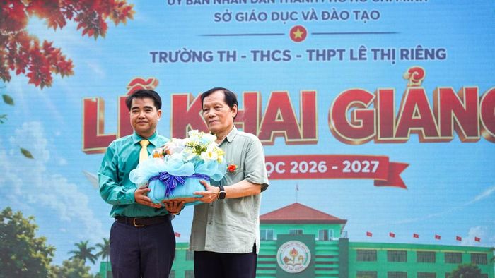 Thầy Lương Văn Minh, Hiệu trưởng nhà trường trao quà cảm ơn và gửi lời tri ân đến gia đình ông Lê Chí Công.