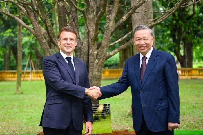 Tổng Bí thư Tô Lâm và Tổng thống Pháp Emmanuel Macron trồng cây hữu nghị trong khu Di tích Chủ tịch Hồ Chí Minh tháng 5/2025. Ảnh: Như Ý.
